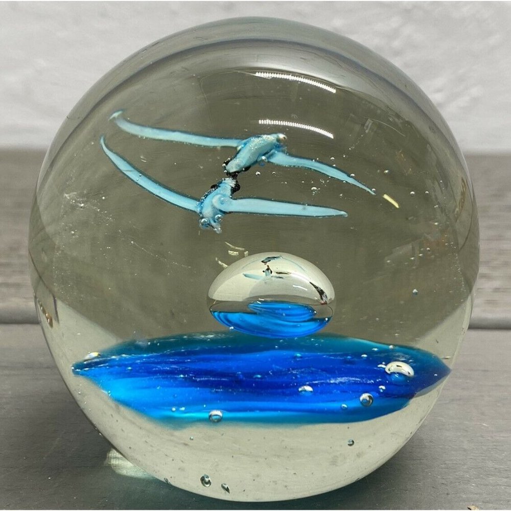 ART GLASS PAPER WEIGHT W/ SEAGULLS FLYING OVER OCEAN BUBBLES ELECTRIC BLUE SAND